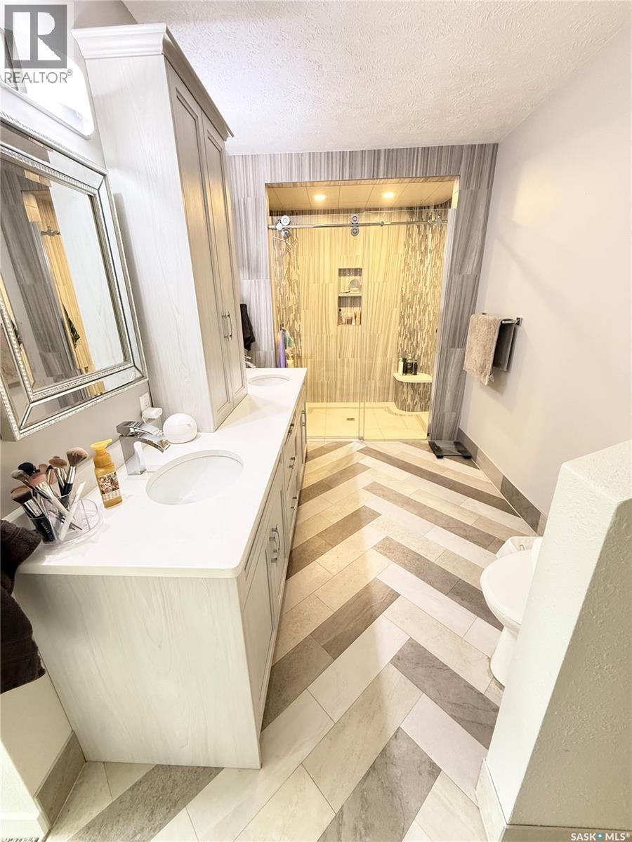3 Mclelland Bay, Weyburn, SK - Indoor Photo Showing Bathroom
