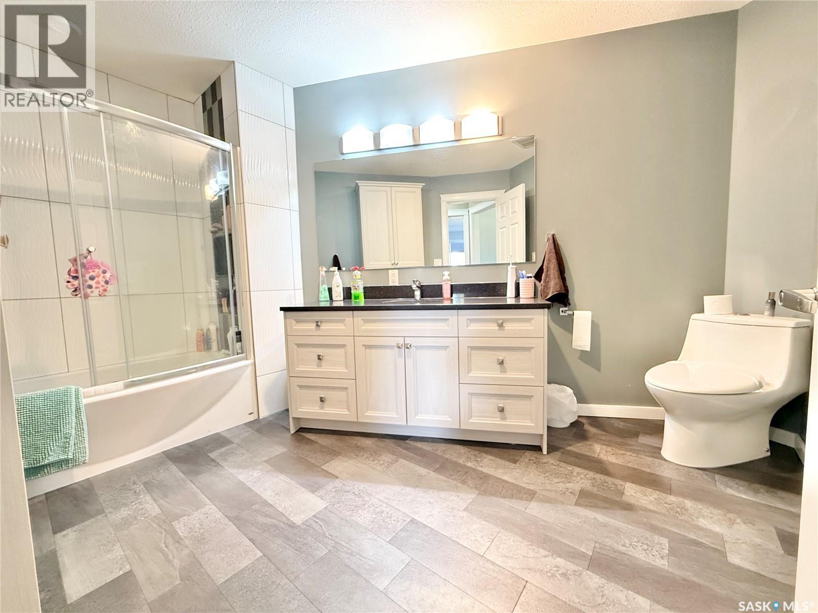 3 Mclelland Bay, Weyburn, SK - Indoor Photo Showing Bathroom
