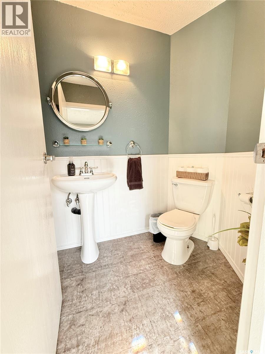 3 Mclelland Bay, Weyburn, SK - Indoor Photo Showing Bathroom