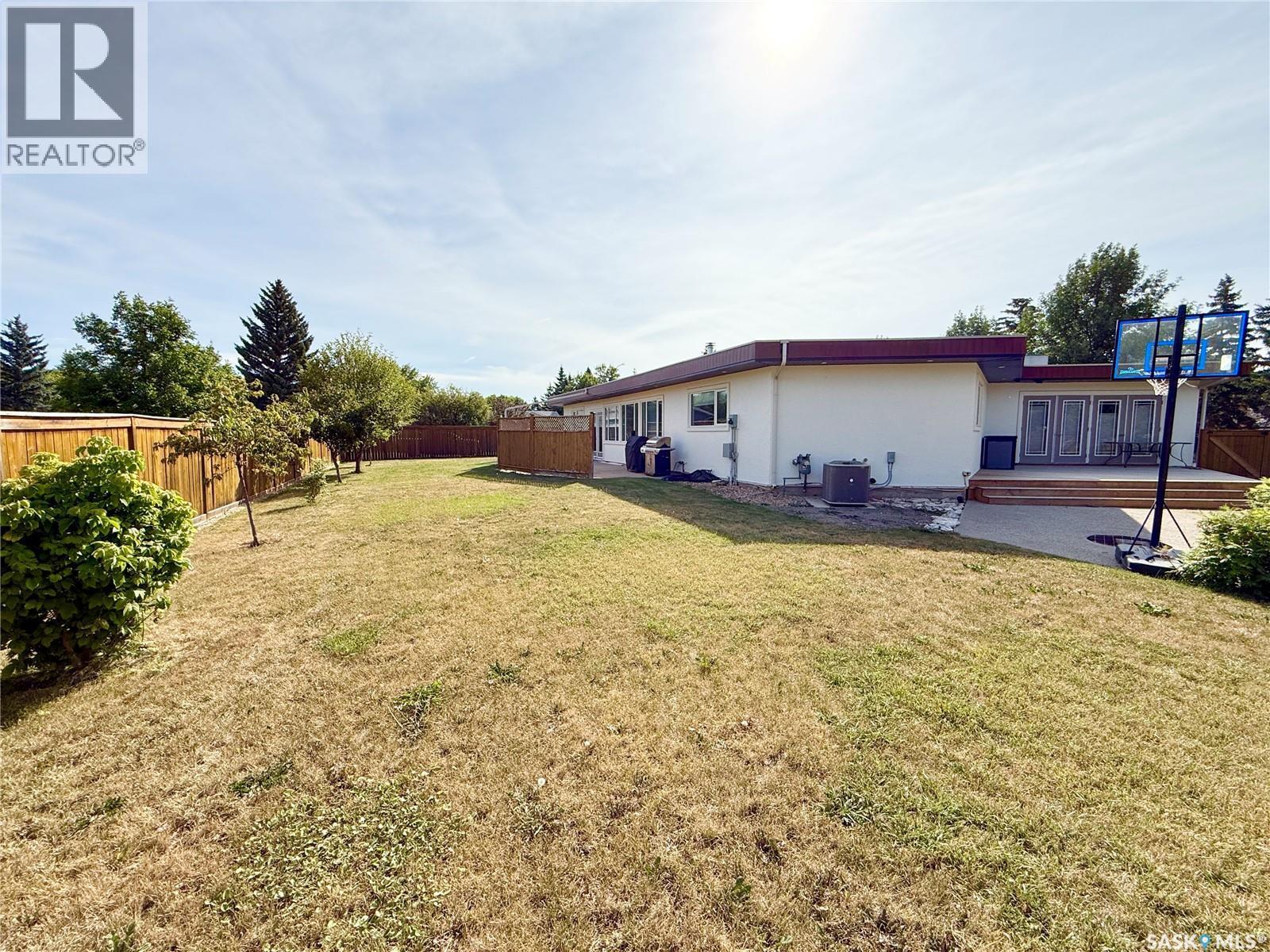 3 Mclelland Bay, Weyburn, SK - Outdoor