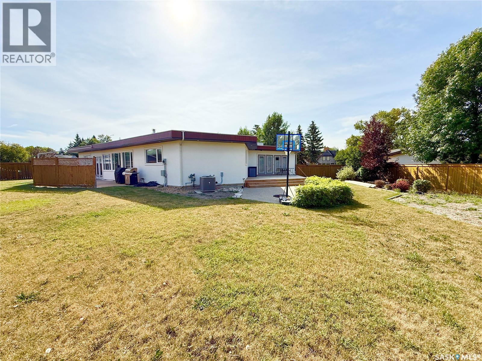 3 Mclelland Bay, Weyburn, SK - Outdoor