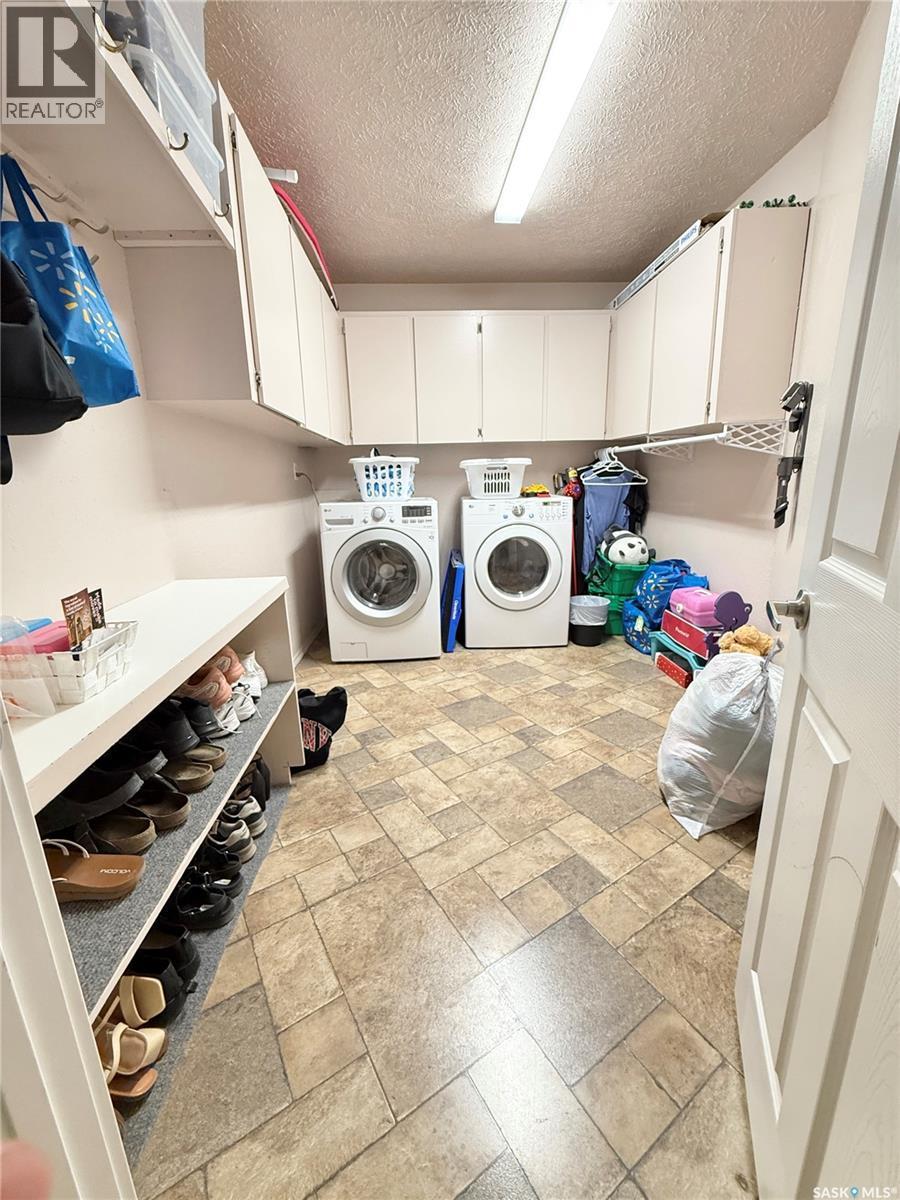 3 Mclelland Bay, Weyburn, SK - Indoor Photo Showing Laundry Room
