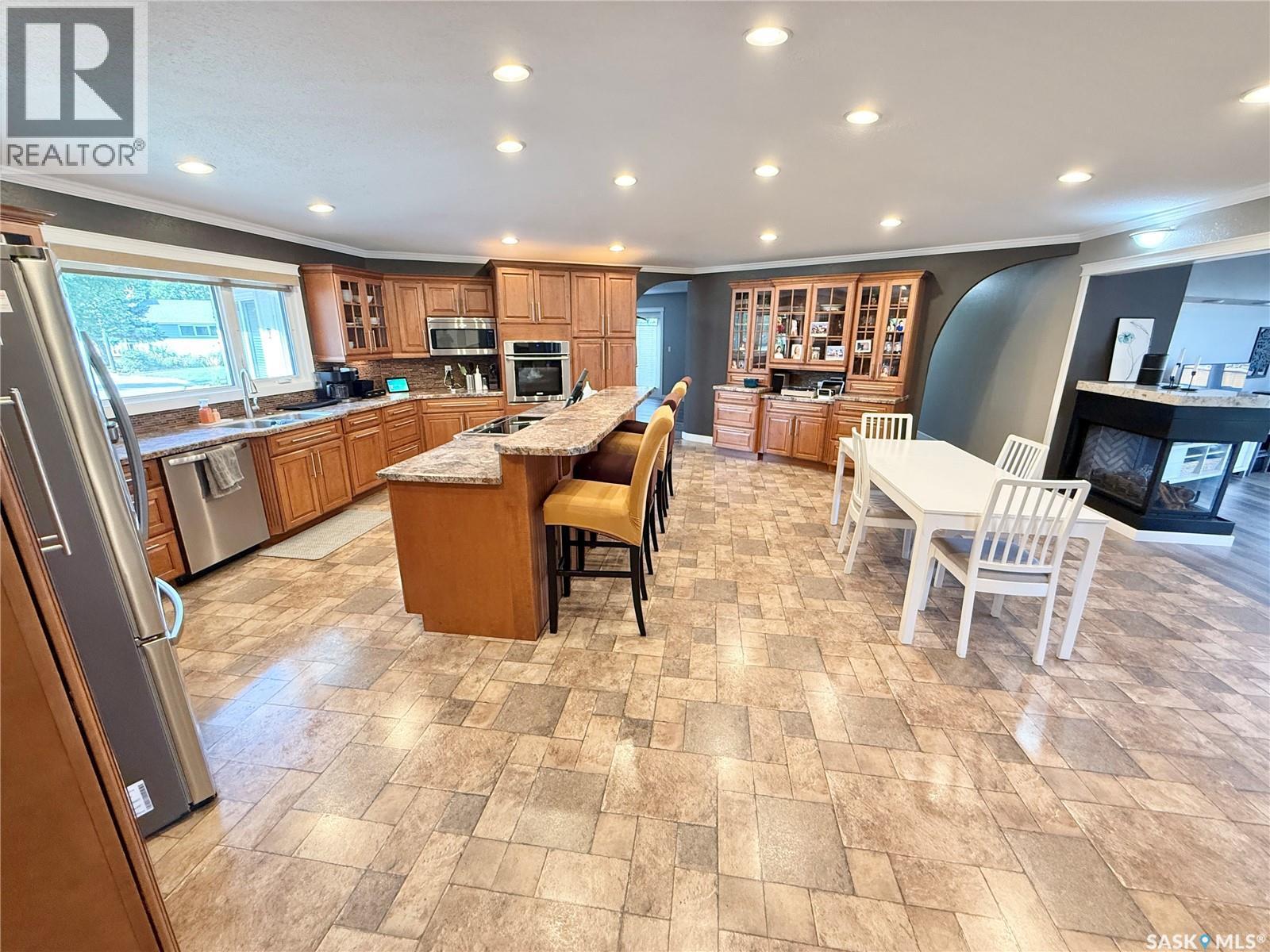 3 Mclelland Bay, Weyburn, SK - Indoor Photo Showing Kitchen