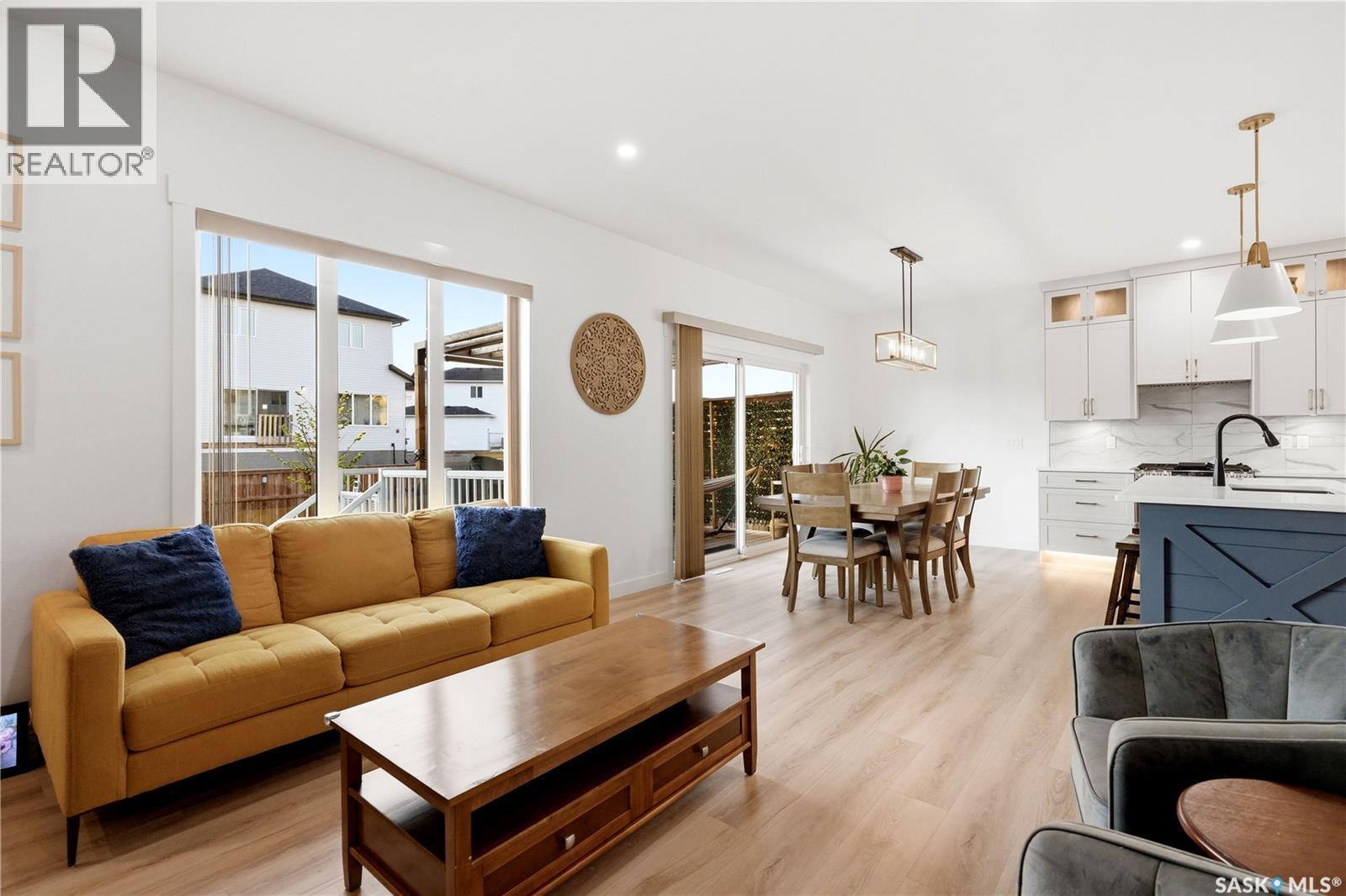 302 Chelsom Manor, Saskatoon, SK - Indoor Photo Showing Living Room