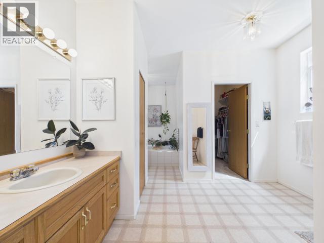 9350 Malaspina Rd, Powell River, BC - Indoor Photo Showing Bathroom