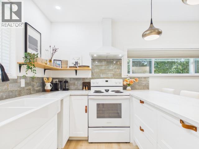 9350 Malaspina Rd, Powell River, BC - Indoor Photo Showing Kitchen