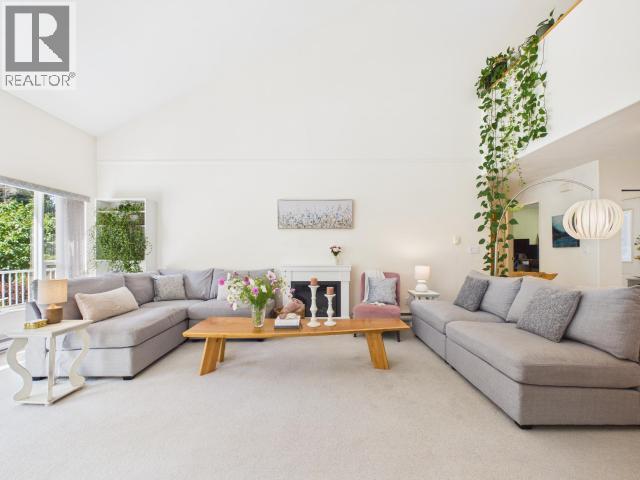 9350 Malaspina Rd, Powell River, BC - Indoor Photo Showing Living Room