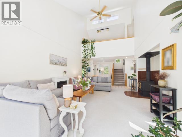 9350 Malaspina Rd, Powell River, BC - Indoor
