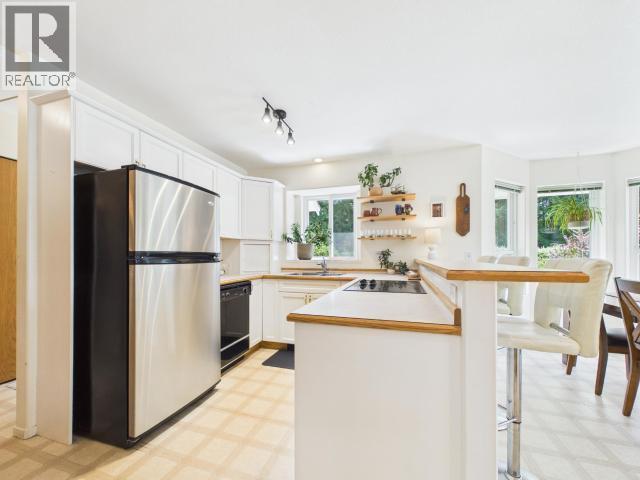 9350 Malaspina Rd, Powell River, BC - Indoor Photo Showing Kitchen
