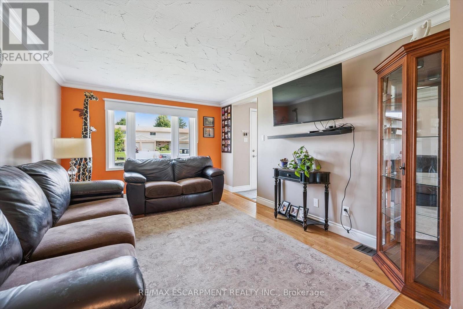 847 Doon Village Road, Kitchener, ON - Indoor Photo Showing Living Room