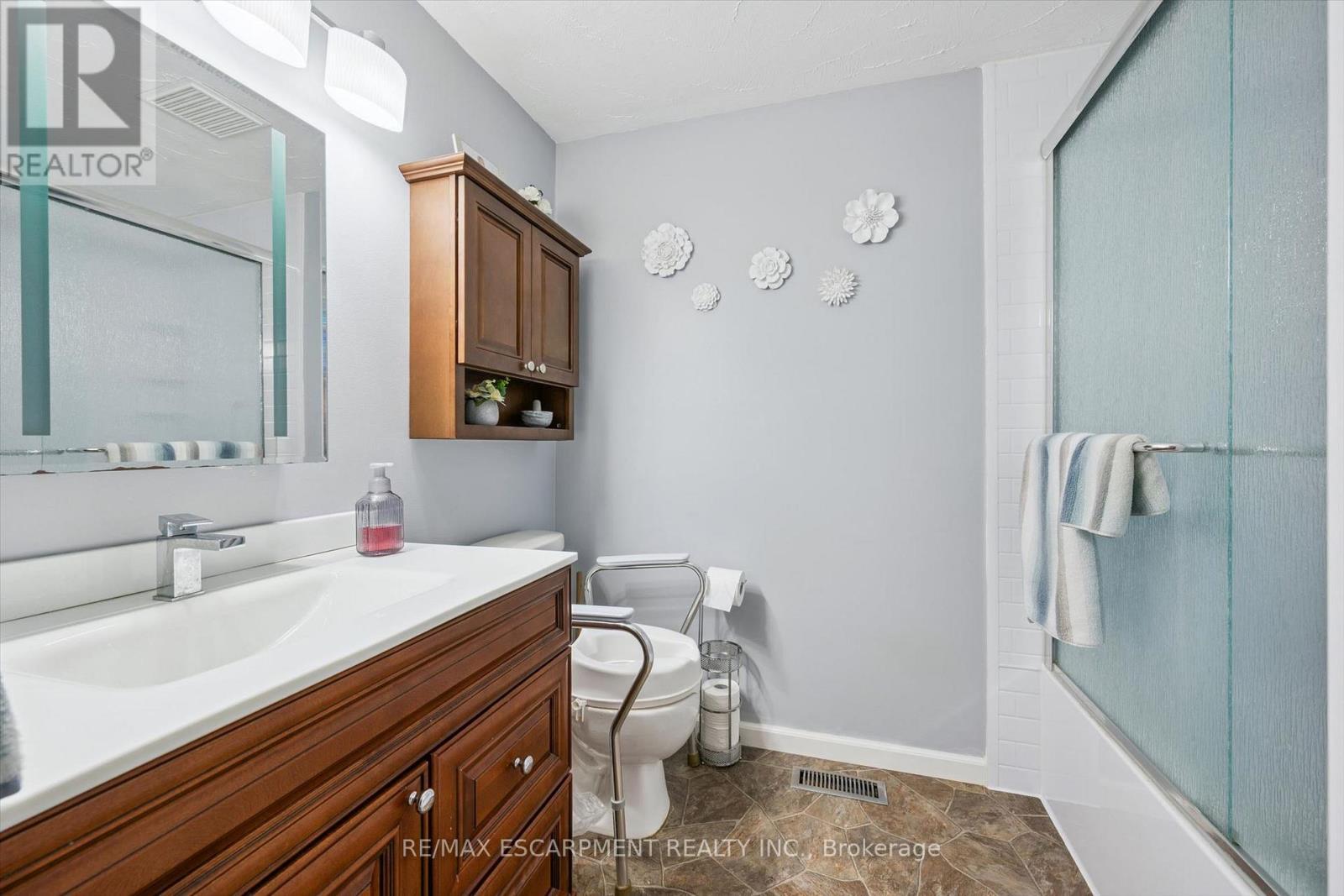 847 Doon Village Road, Kitchener, ON - Indoor Photo Showing Bathroom
