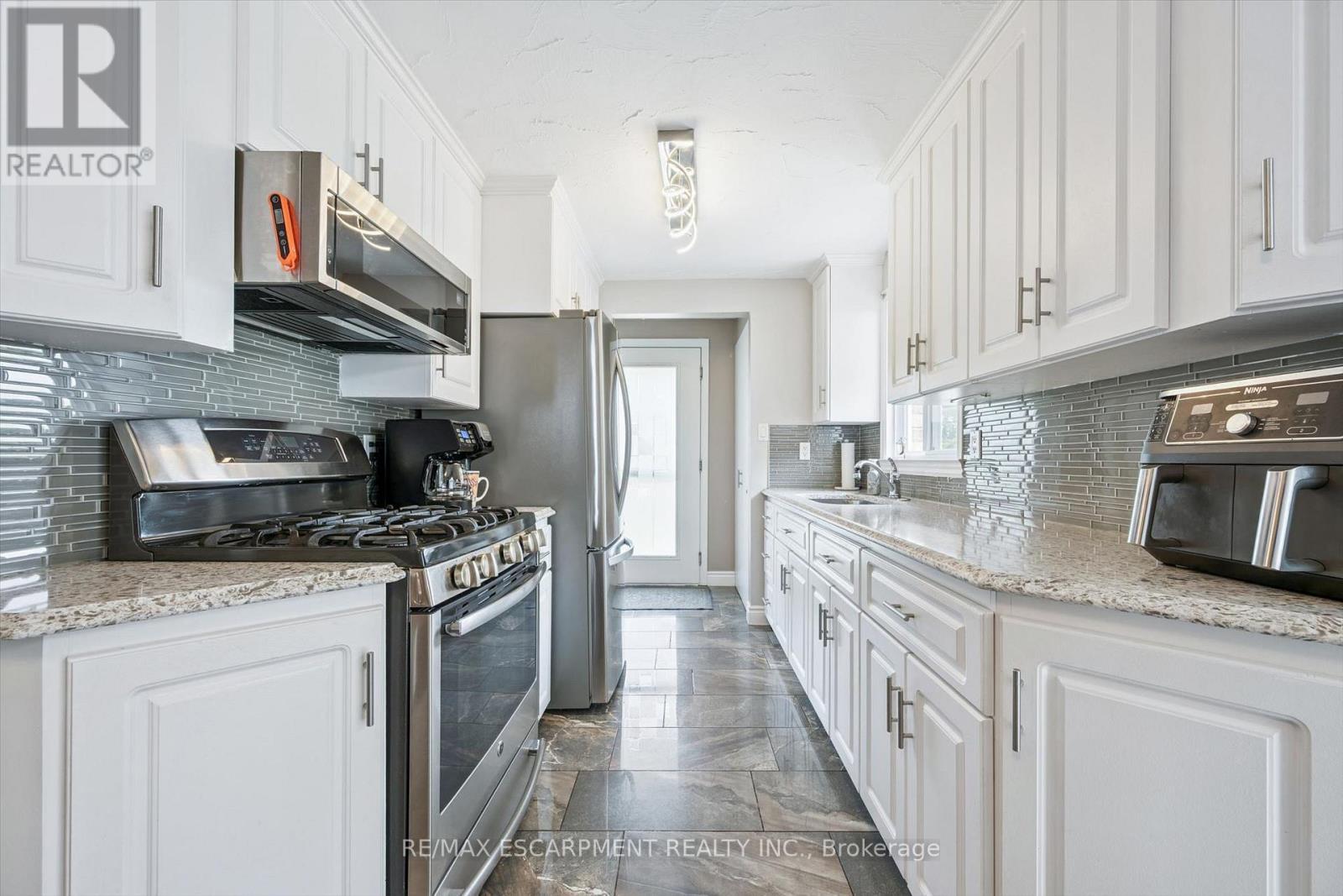 847 Doon Village Road, Kitchener, ON - Indoor Photo Showing Kitchen With Upgraded Kitchen