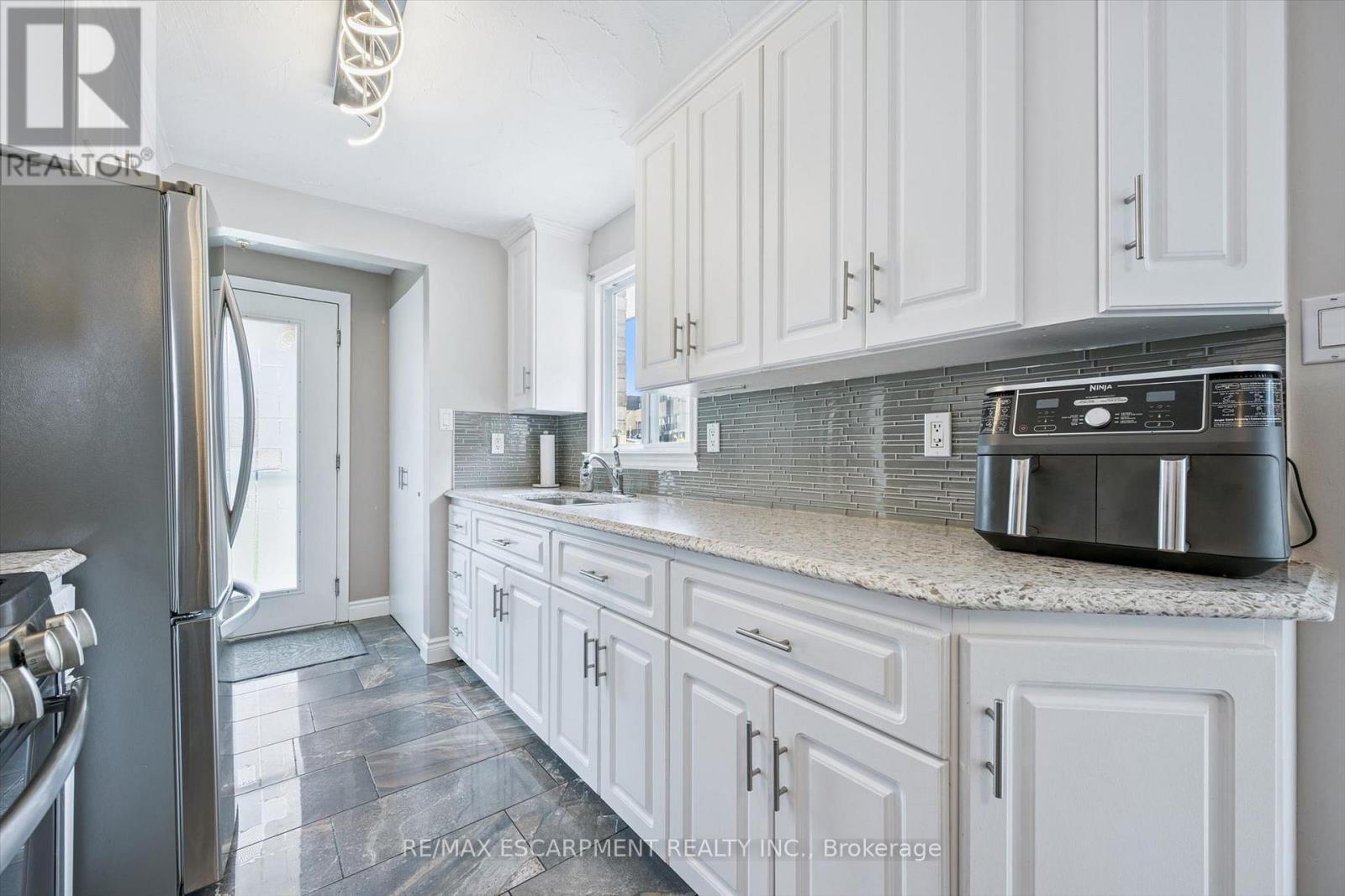 847 Doon Village Road, Kitchener, ON - Indoor Photo Showing Kitchen