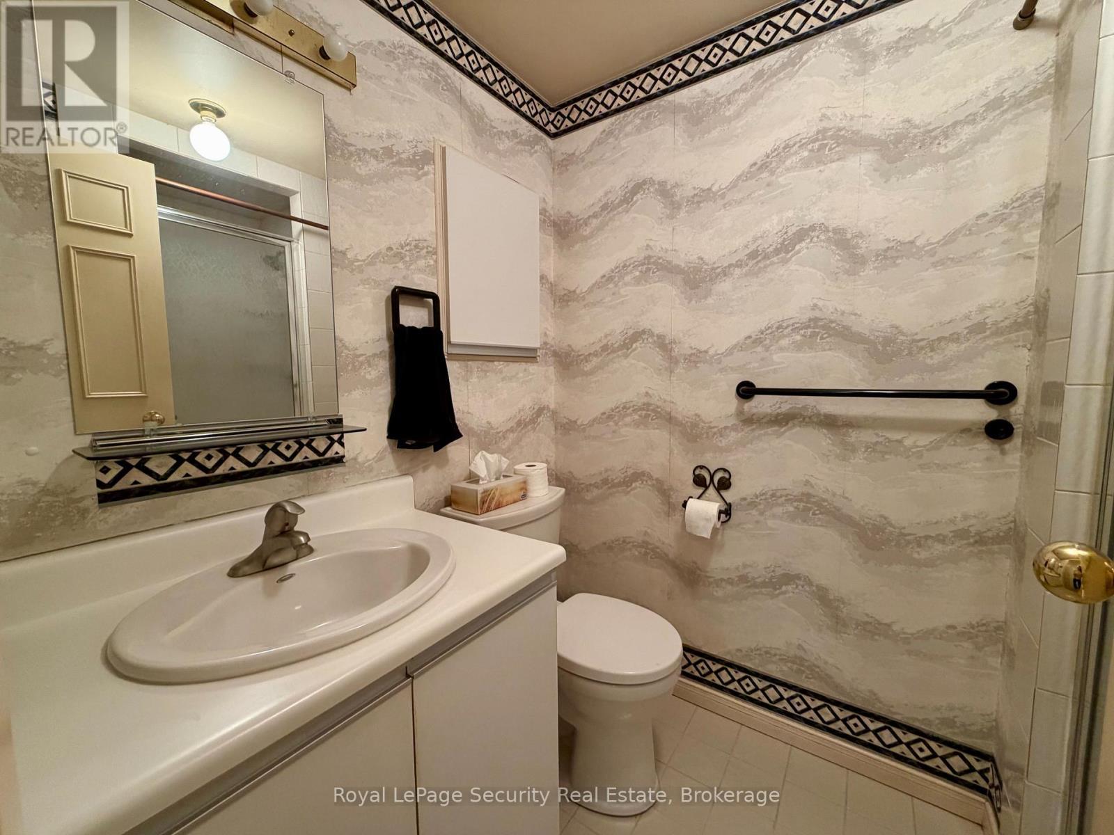 10 - 20 Glebe Road W, Toronto, ON - Indoor Photo Showing Bathroom
