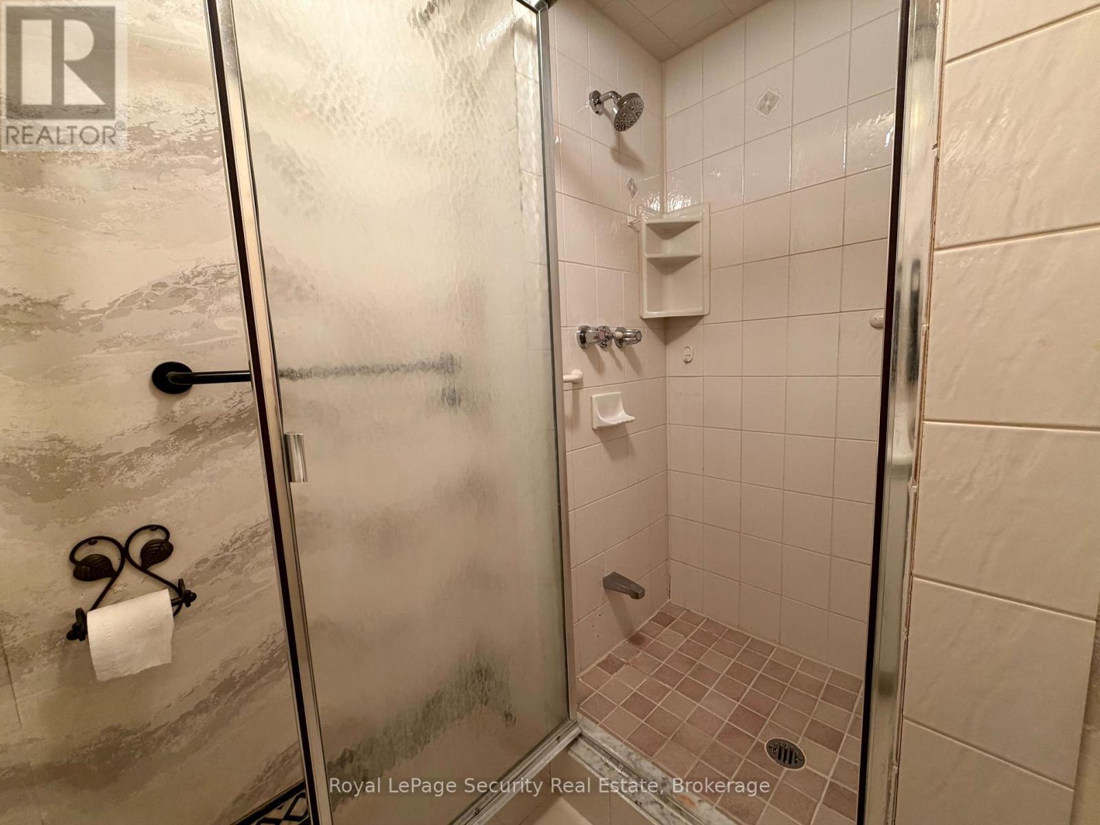 10 - 20 Glebe Road W, Toronto, ON - Indoor Photo Showing Bathroom