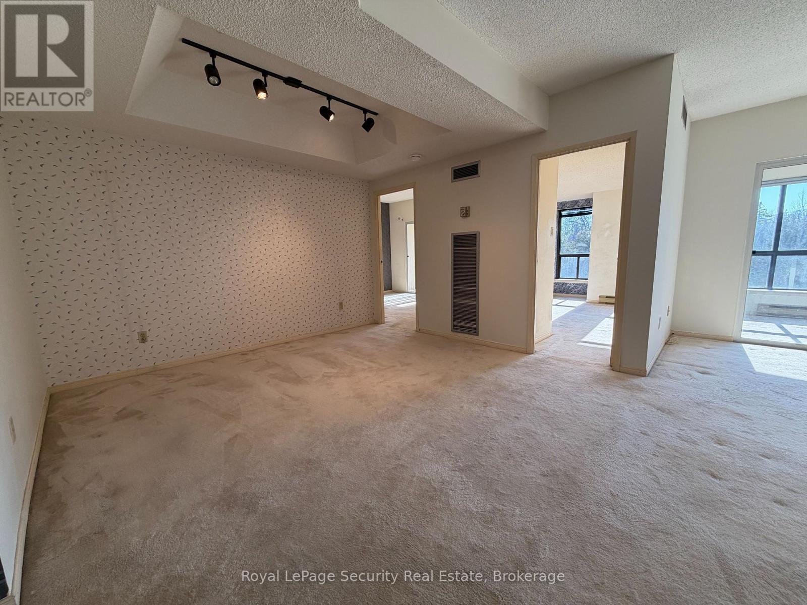 10 - 20 Glebe Road W, Toronto, ON - Indoor Photo Showing Other Room