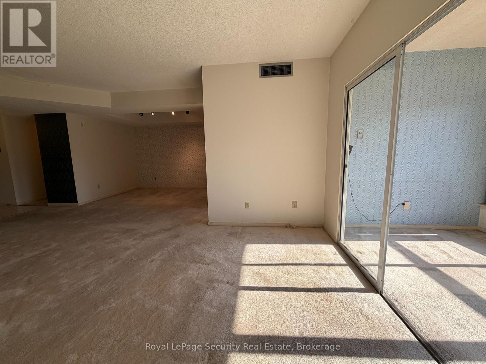 10 - 20 Glebe Road W, Toronto, ON - Indoor Photo Showing Other Room