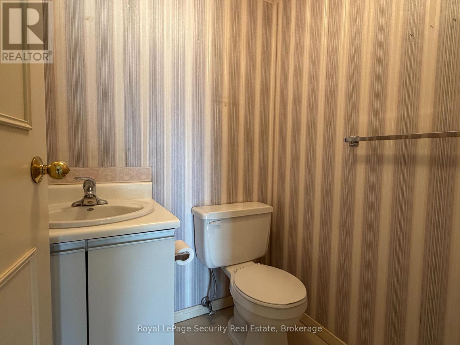 10 - 20 Glebe Road W, Toronto, ON - Indoor Photo Showing Bathroom