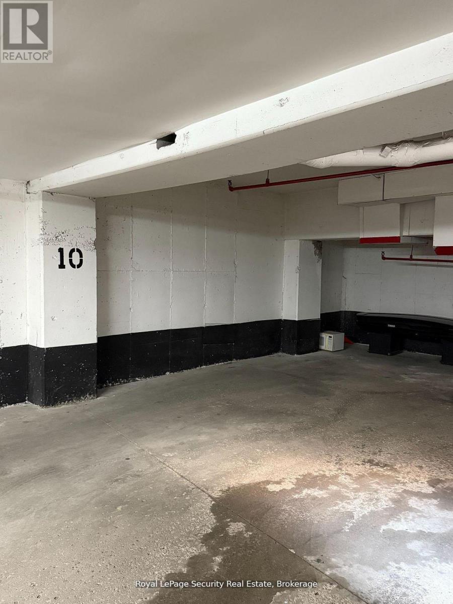10 - 20 Glebe Road W, Toronto, ON - Indoor Photo Showing Garage