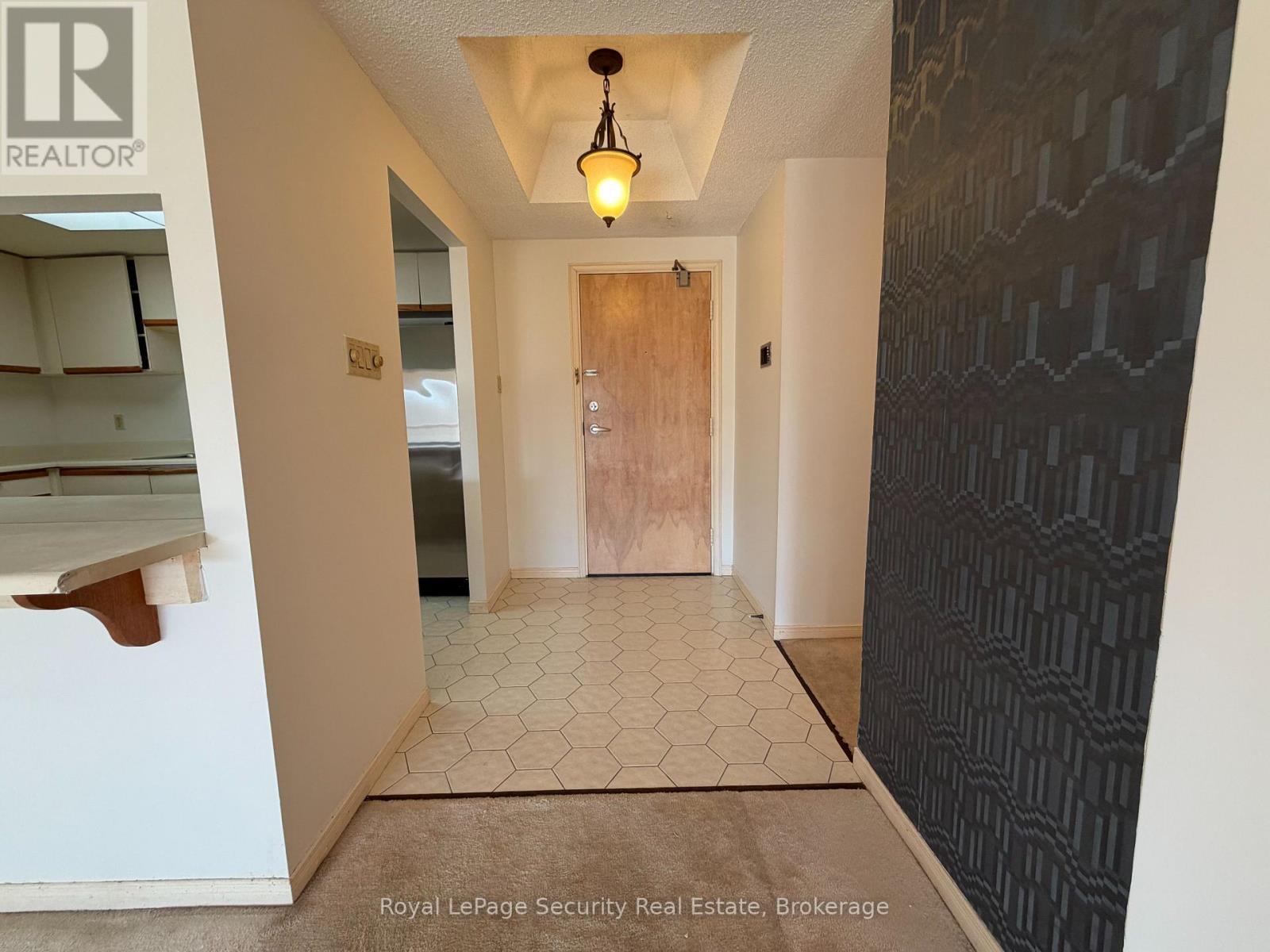 10 - 20 Glebe Road W, Toronto, ON - Indoor Photo Showing Other Room