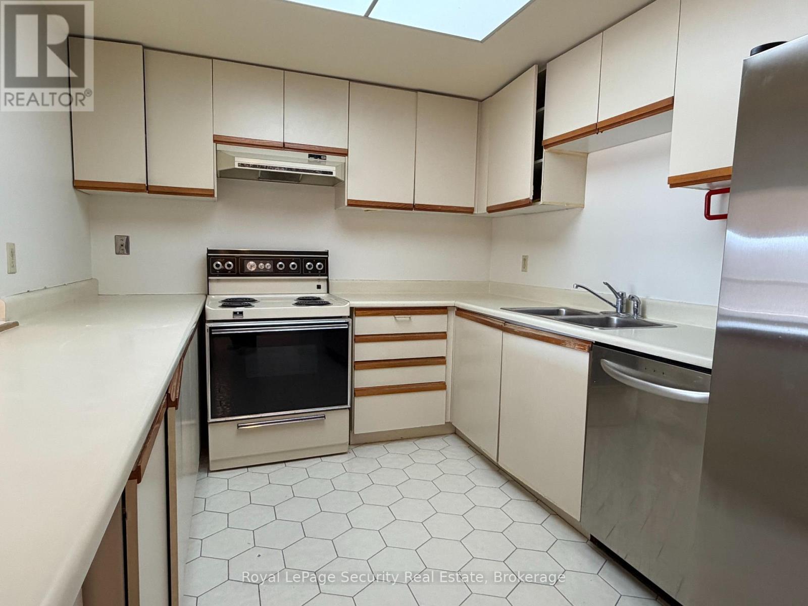 10 - 20 Glebe Road W, Toronto, ON - Indoor Photo Showing Kitchen With Double Sink
