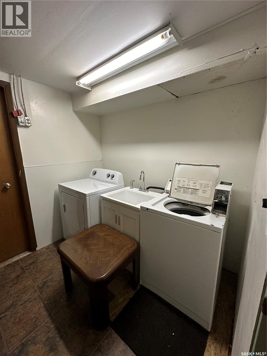 113 3Rd Street E, St. Walburg, SK - Indoor Photo Showing Laundry Room