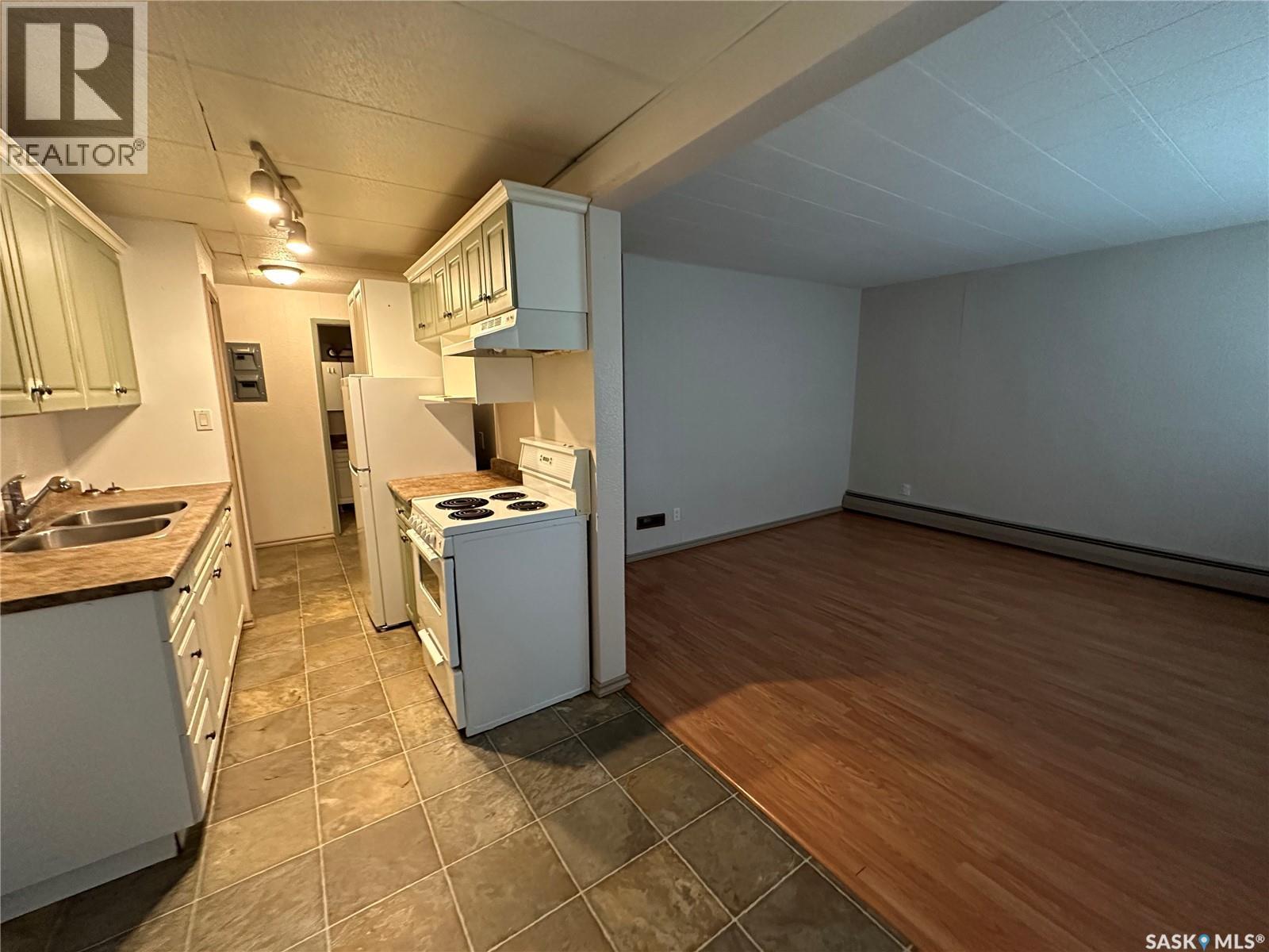 113 3Rd Street E, St. Walburg, SK - Indoor Photo Showing Kitchen With Double Sink