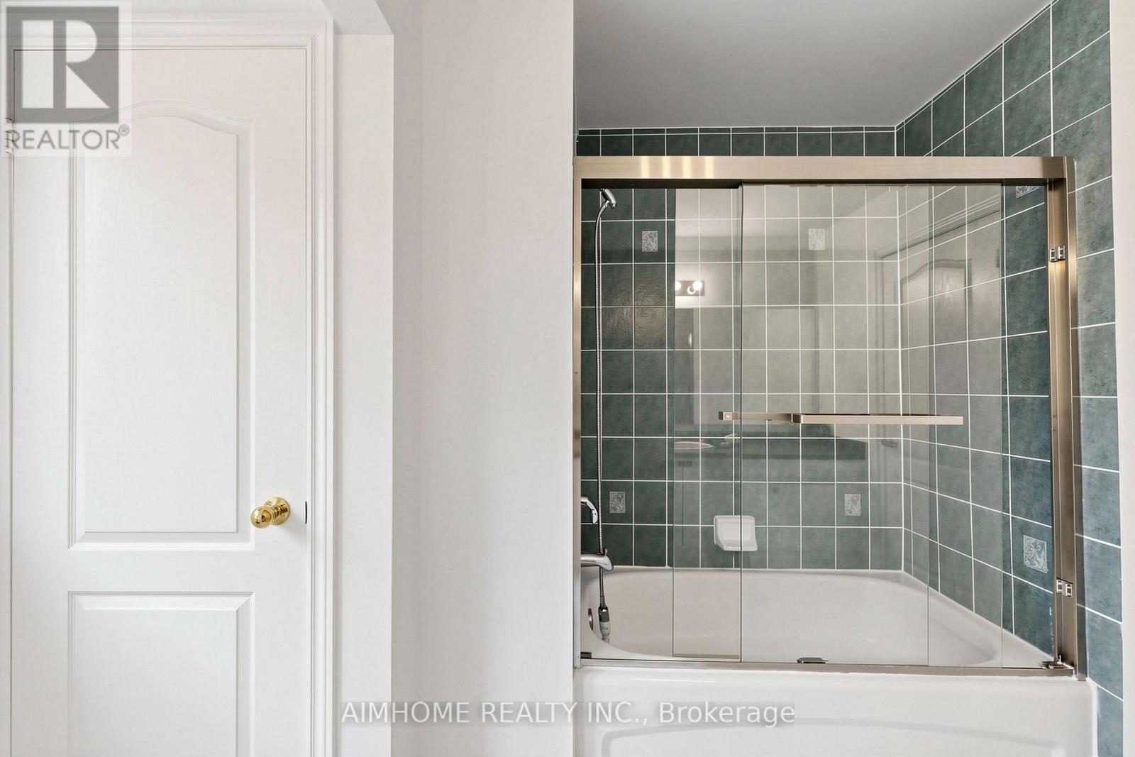 87 River Ridge Boulevard, Aurora, ON - Indoor Photo Showing Bathroom