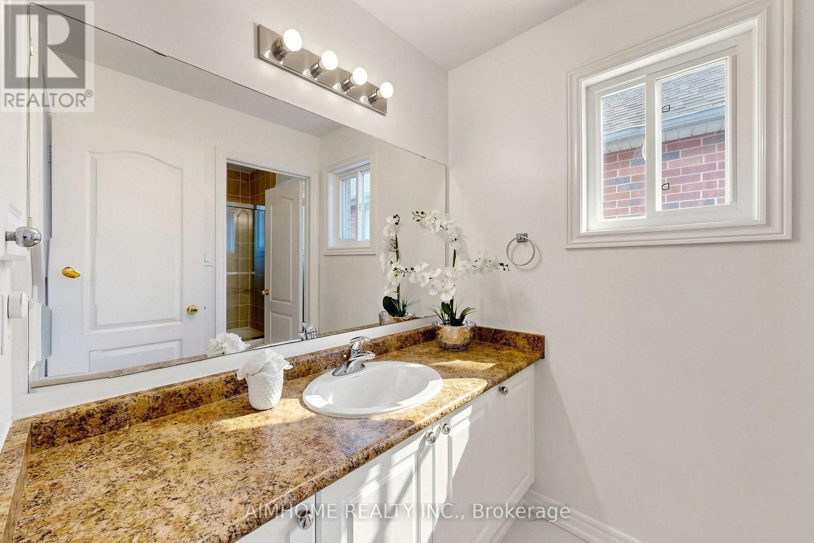87 River Ridge Boulevard, Aurora, ON - Indoor Photo Showing Bathroom