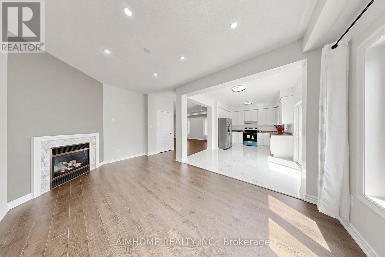 87 River Ridge Boulevard, Aurora, ON - Indoor With Fireplace
