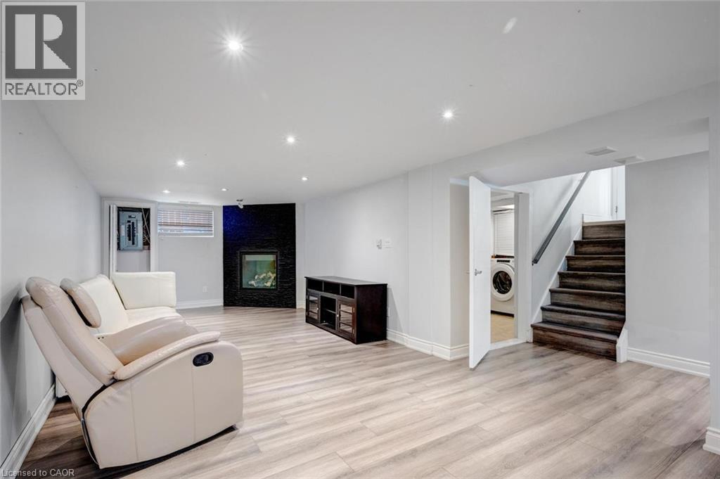 5372 Spruce Avenue, Burlington, ON - Indoor