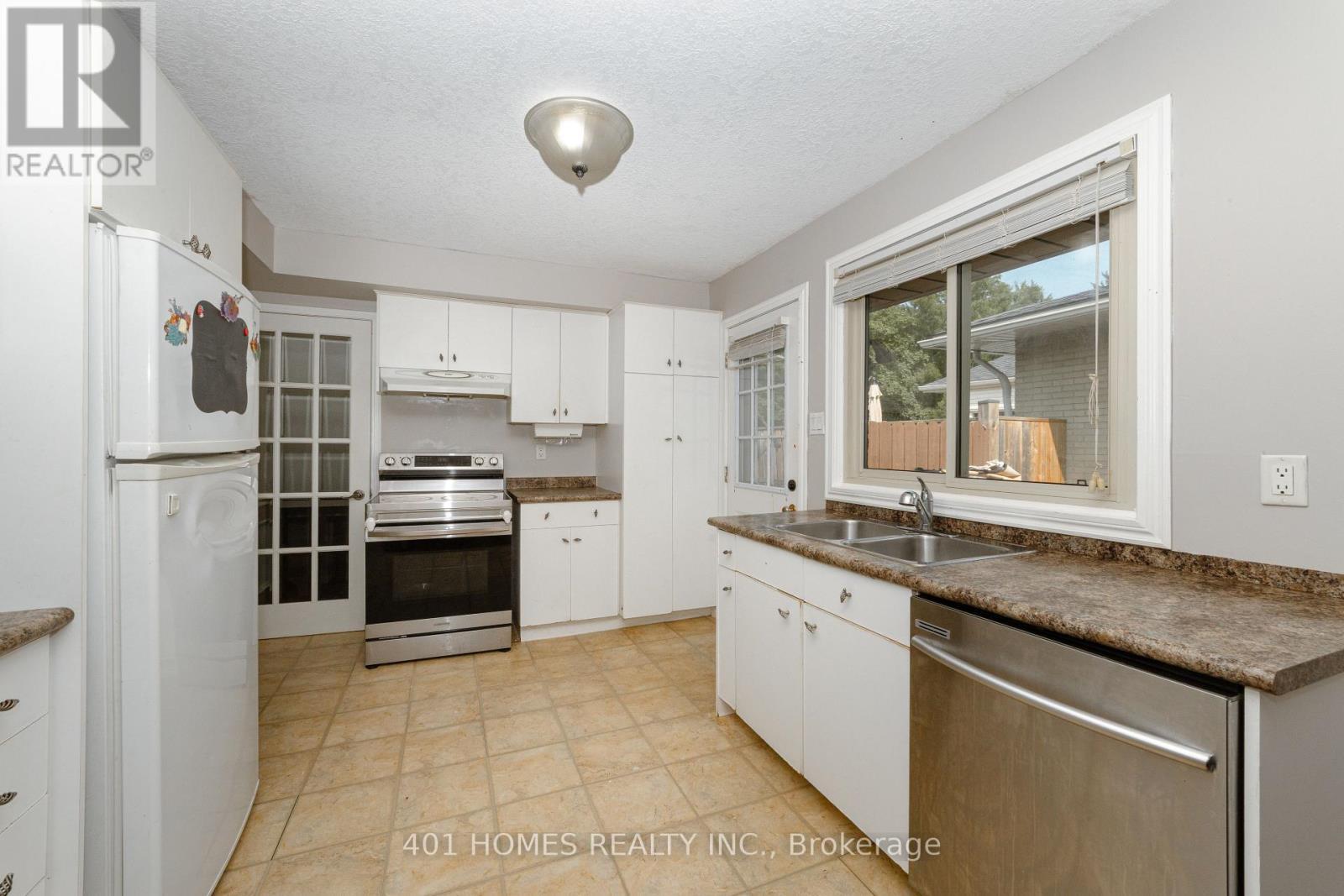 39 Patricia Street, St. Thomas, ON - Indoor Photo Showing Kitchen With Double Sink