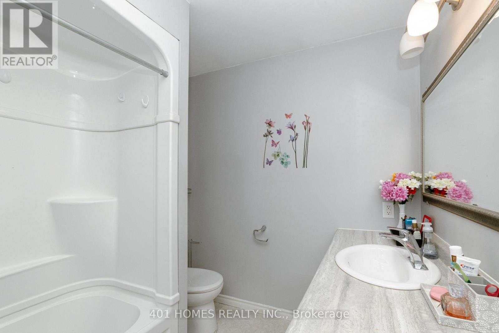 39 Patricia Street, St. Thomas, ON - Indoor Photo Showing Bathroom
