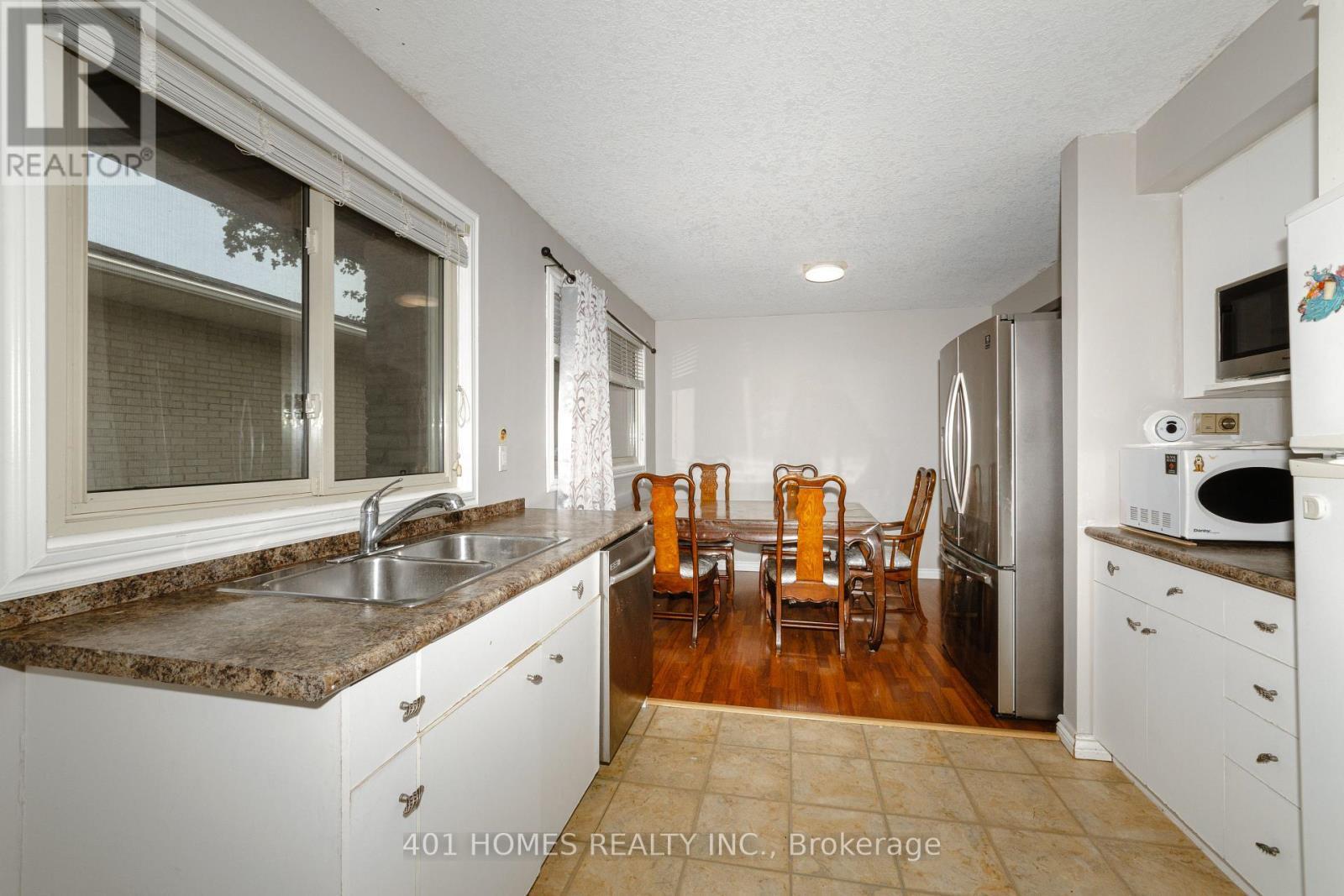 39 Patricia Street, St. Thomas, ON - Indoor Photo Showing Kitchen With Double Sink