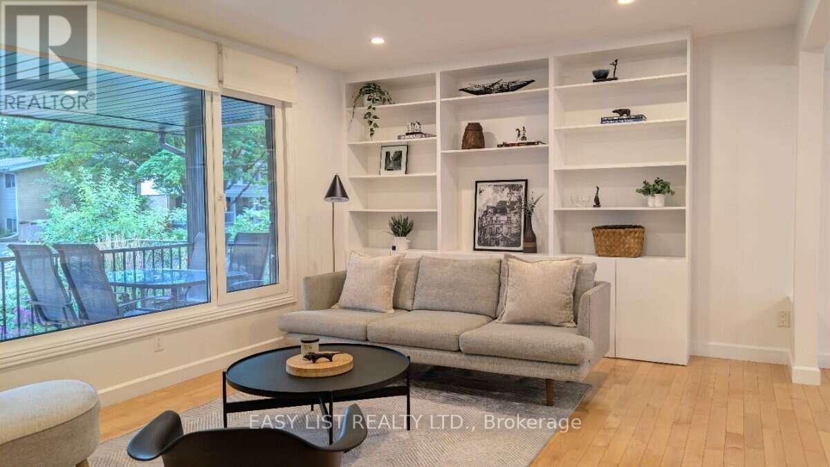 1895 Savoy Place, Ottawa, ON - Indoor Photo Showing Living Room