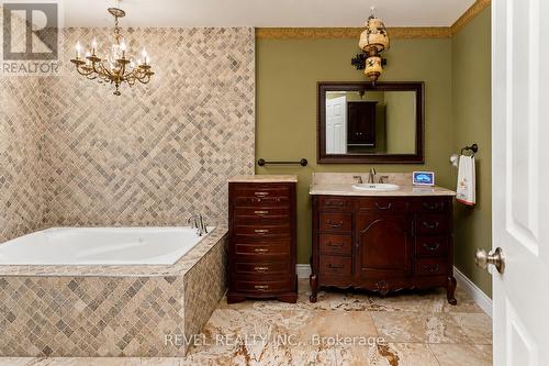 218 Macaulay Street E, Hamilton, ON - Indoor Photo Showing Bathroom