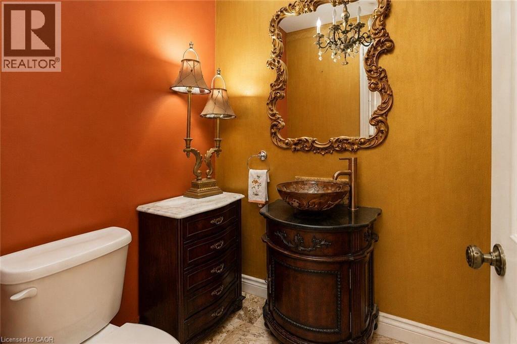 218 Macaulay Street E, Hamilton, ON - Indoor Photo Showing Bathroom