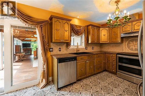 218 Macaulay Street E, Hamilton, ON - Indoor Photo Showing Kitchen