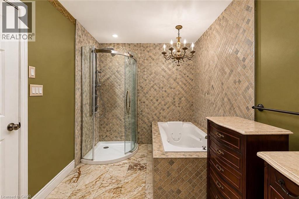 218 Macaulay Street E, Hamilton, ON - Indoor Photo Showing Bathroom