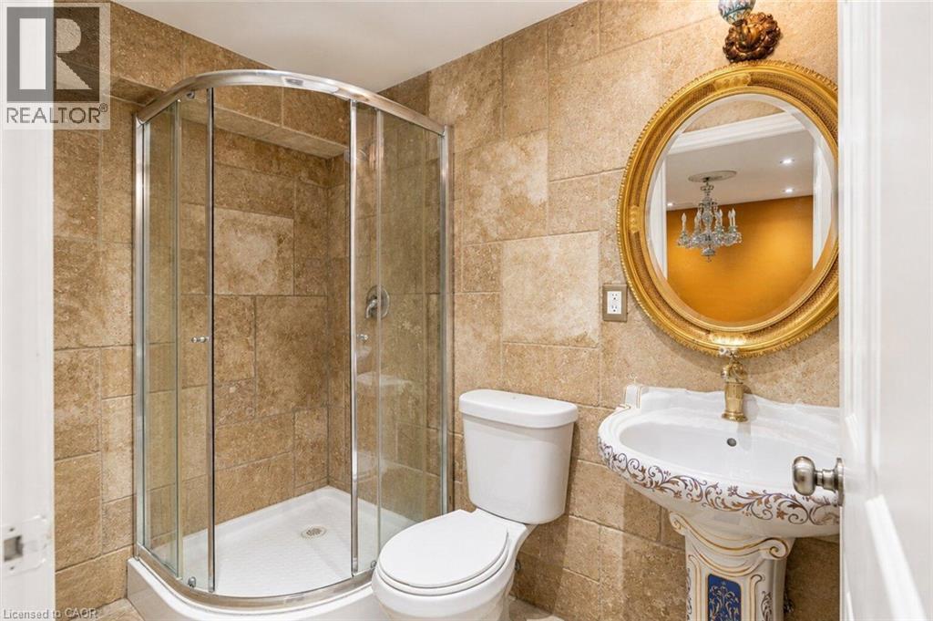 218 Macaulay Street E, Hamilton, ON - Indoor Photo Showing Bathroom