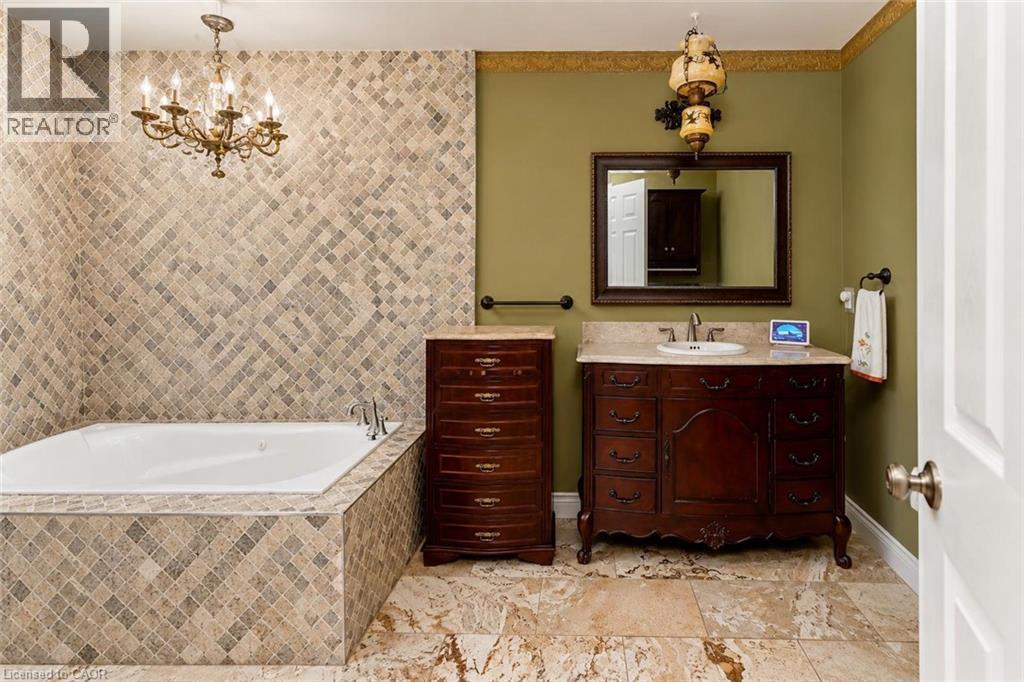 218 Macaulay Street E, Hamilton, ON - Indoor Photo Showing Bathroom