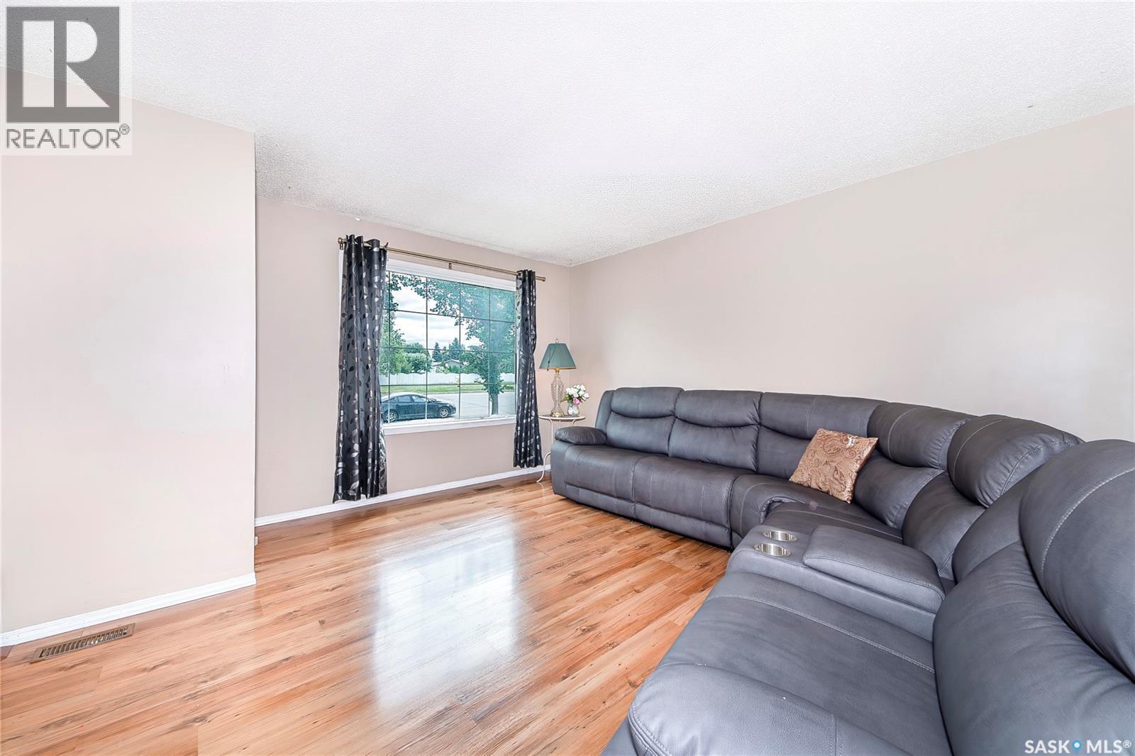446 Berini Drive, Saskatoon, SK - Indoor Photo Showing Living Room