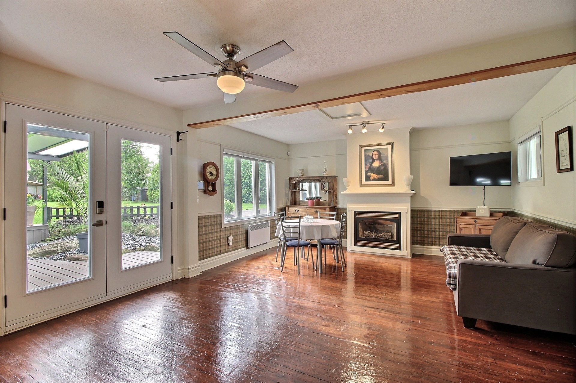 Coin-repas - 94 Rue Galipeau, Thurso, QC - Indoor Photo Showing Living Room With Fireplace