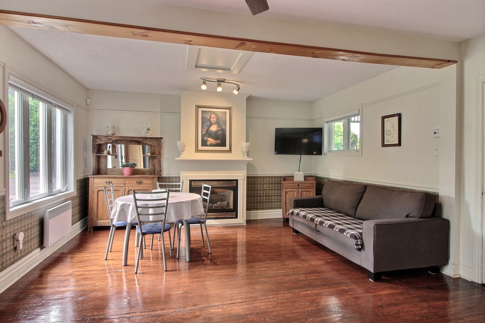 Coin-repas - 94 Rue Galipeau, Thurso, QC - Indoor Photo Showing Other Room With Fireplace