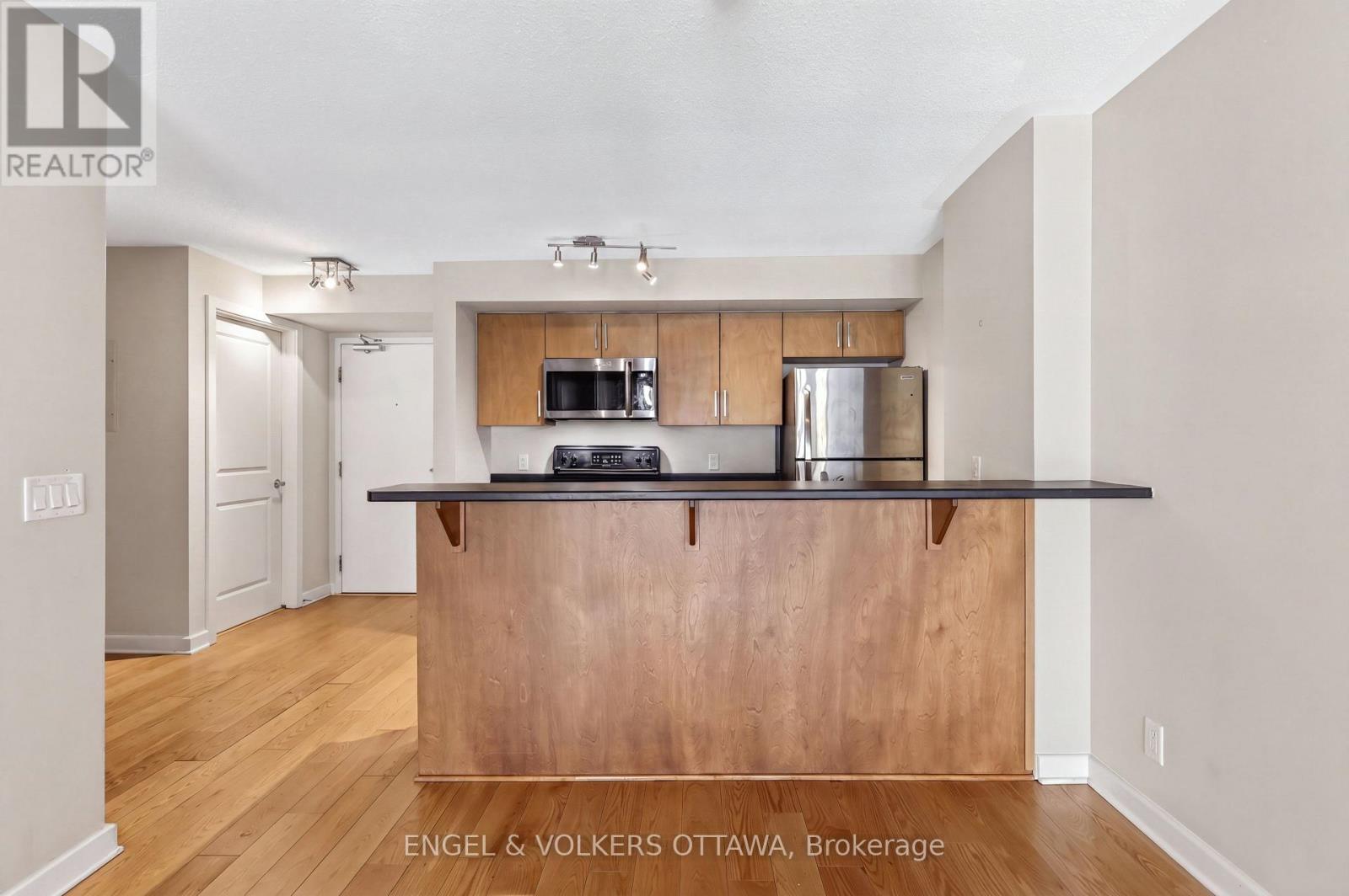 This image has been virtually staged. - 604 - 138 Somerset Street W, Ottawa, ON - Indoor Photo Showing Kitchen