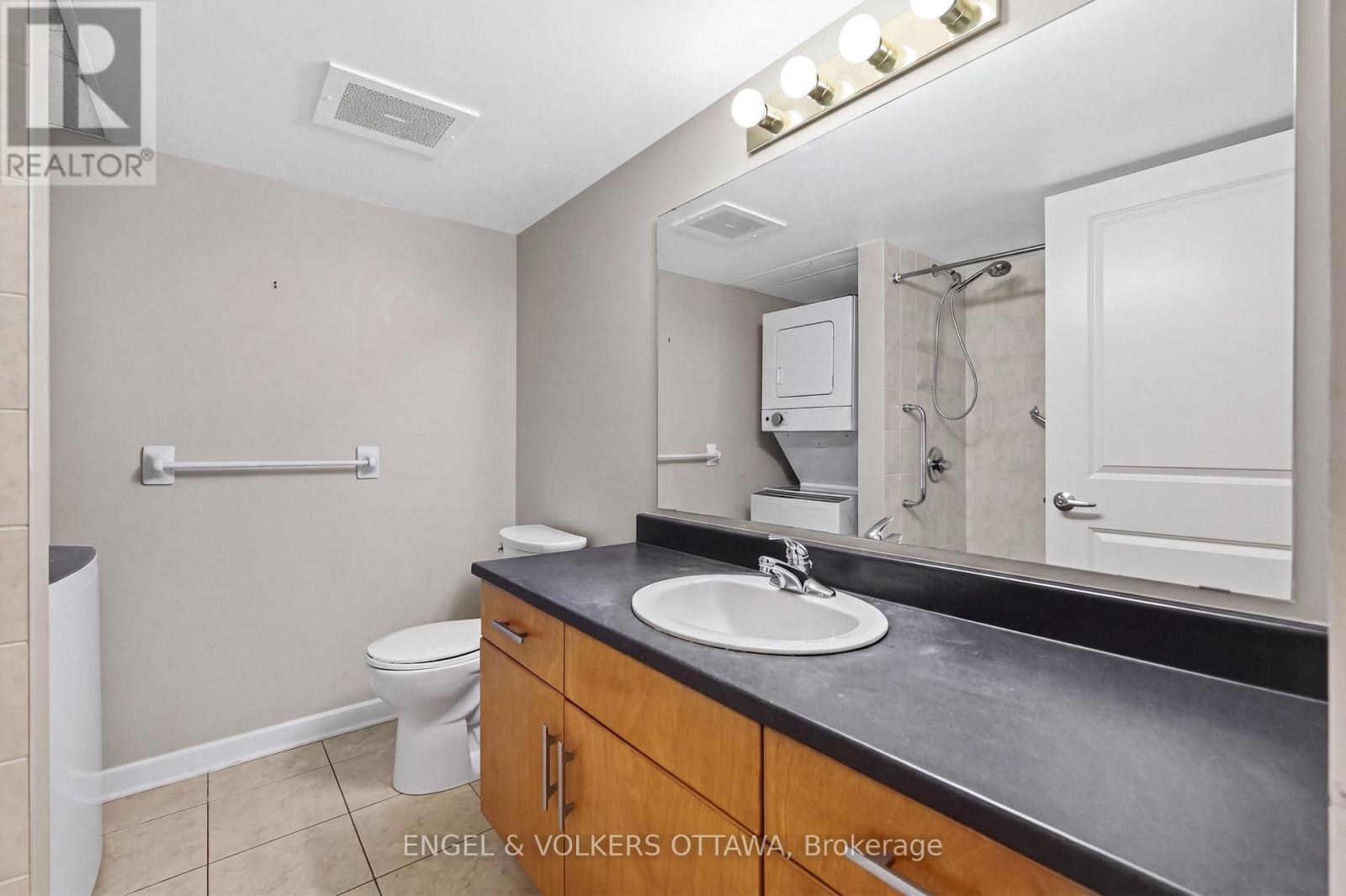 This image has been virtually staged. - 604 - 138 Somerset Street W, Ottawa, ON - Indoor Photo Showing Bathroom
