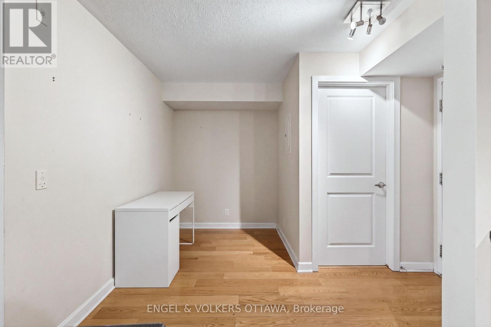 This image has been virtually staged. - 604 - 138 Somerset Street W, Ottawa, ON - Indoor Photo Showing Other Room