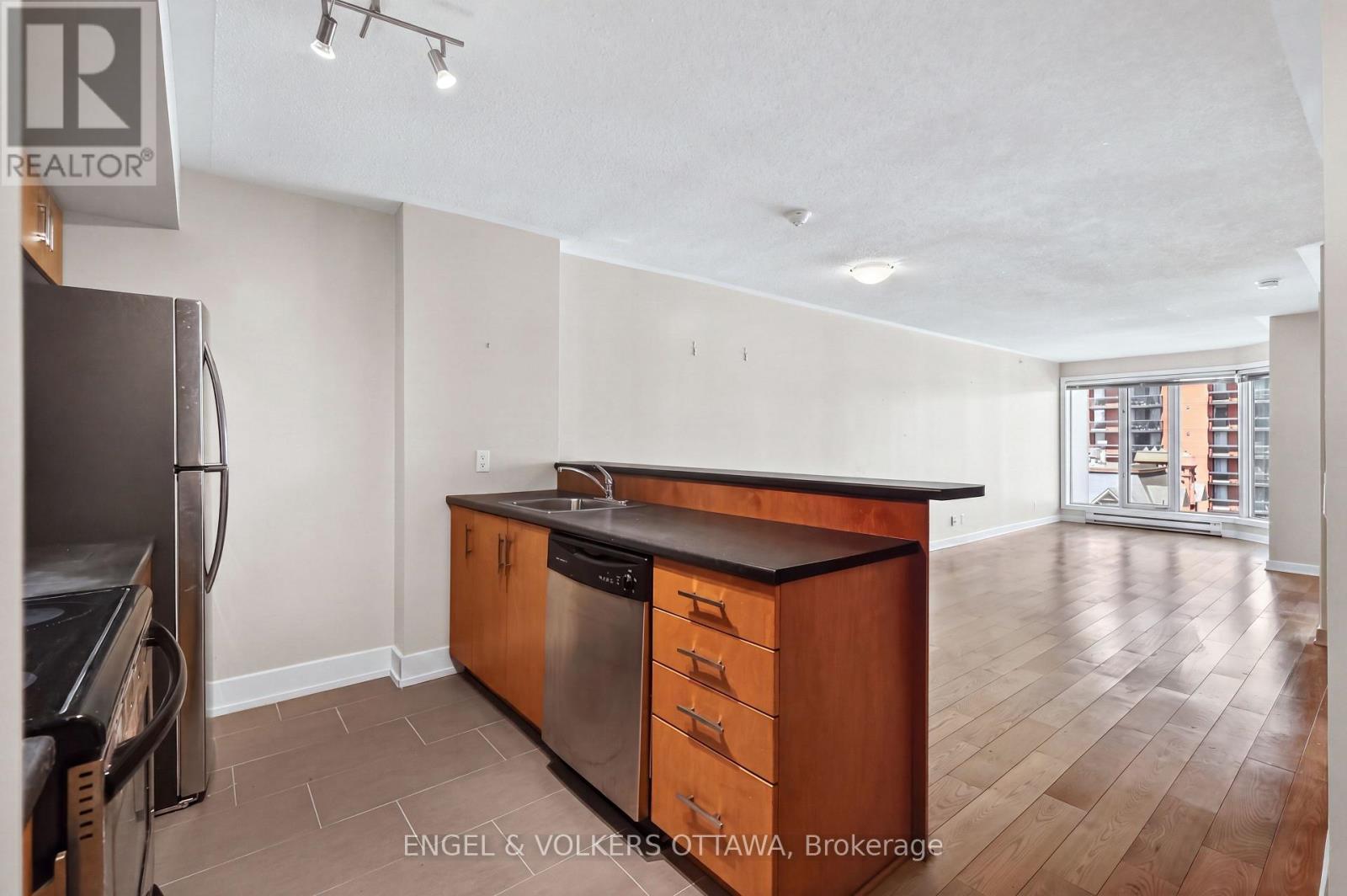 This image has been virtually staged. - 604 - 138 Somerset Street W, Ottawa, ON - Indoor Photo Showing Kitchen With Double Sink