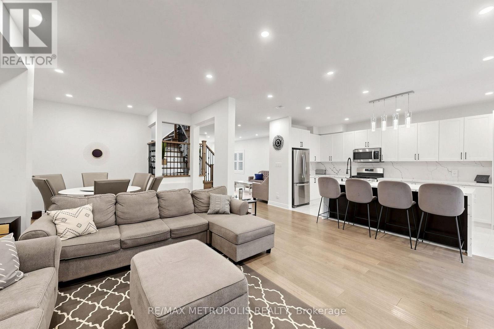30A Cedar Drive, Toronto, ON - Indoor Photo Showing Living Room