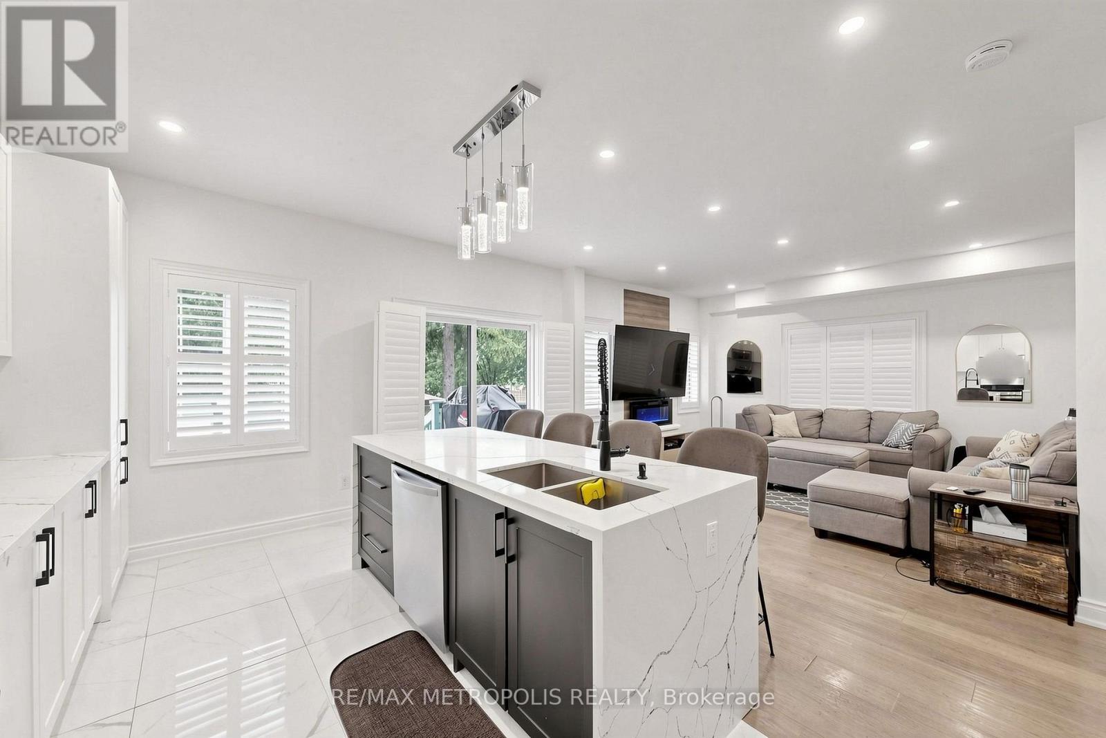 30A Cedar Drive, Toronto, ON - Indoor Photo Showing Kitchen With Double Sink With Upgraded Kitchen